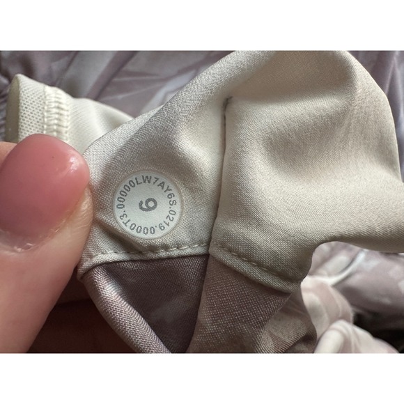 Lululemon spring breakaway shorts 4-way stretch size 6 drawstring 3 inches - Picture 7 of 7